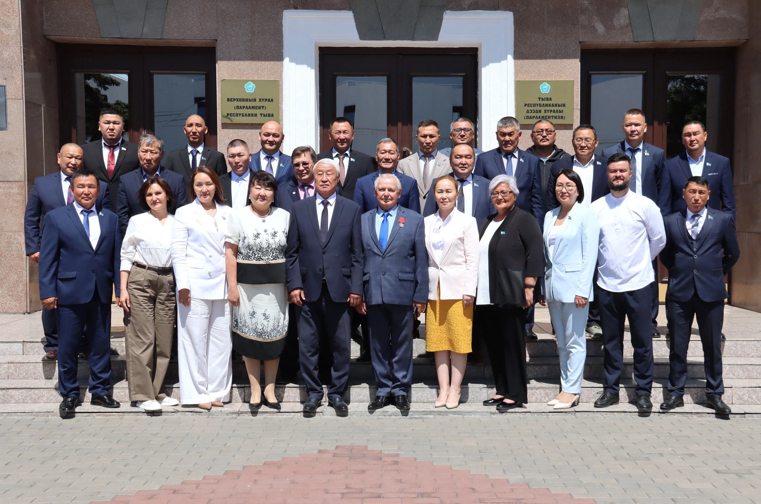 Вчера завершилась вторая весенняя сессия Верховного Хурала (парламента) Тувы четвертого созыва. Депутаты рассмотрели 47 вопросов повестки дня, в том числе, 16 региональных законопроектов, - 1 из них конституционный.