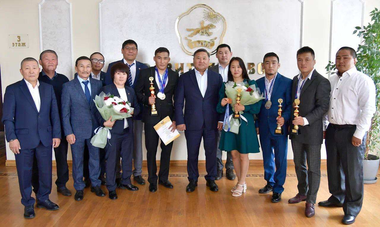 Глава Тувы встретился с чемпионами по спортивной борьбе