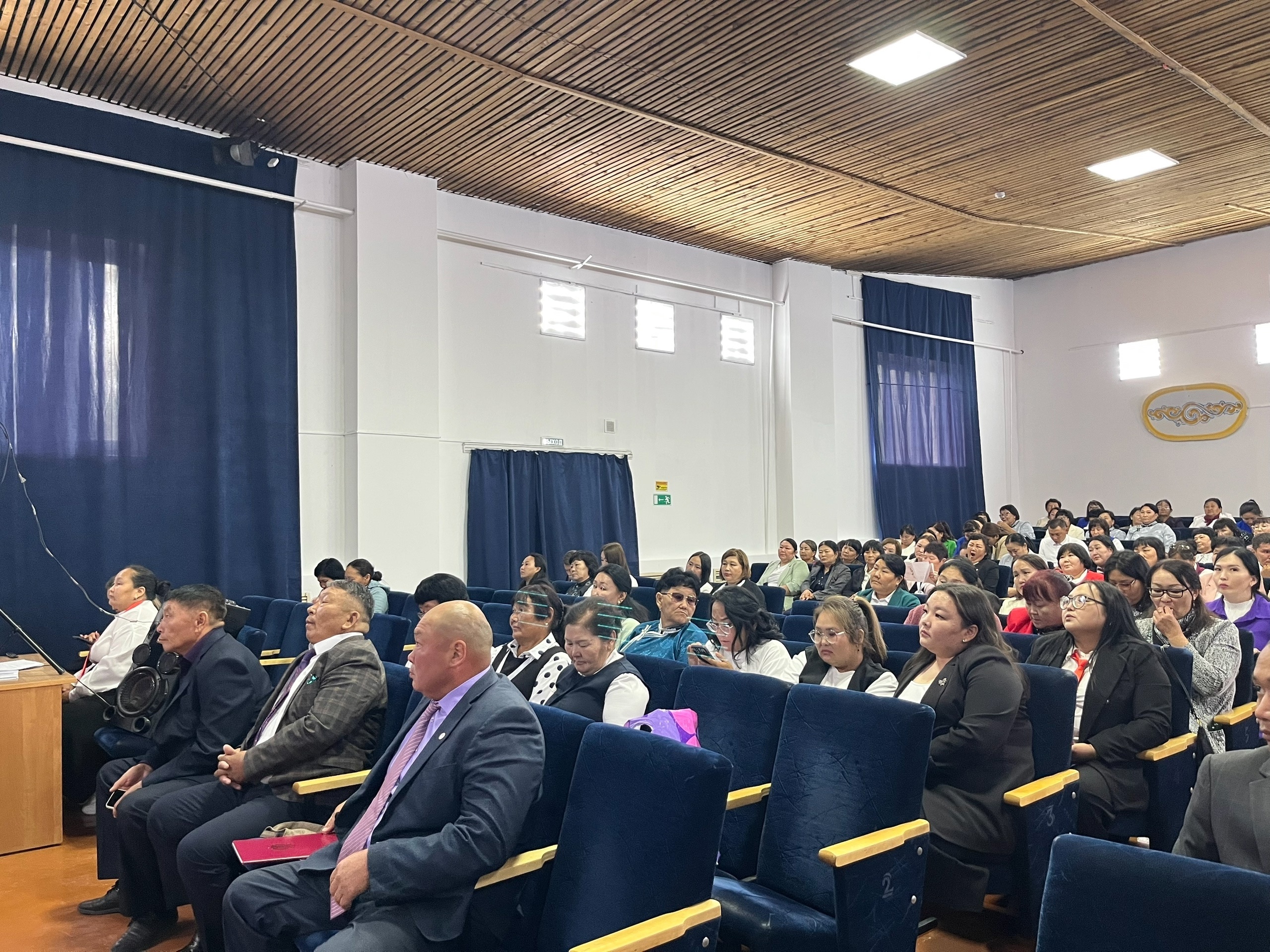 Традиционное августовское совещание педагогов, на котором представители общеобразовательных и дошкольных организаций Сут-Хольского кожууна подвели итоги, обсудили реализацию национальных проектов и основные планы на предстоящий учебный год, прошло сегодня Традиционное августовское совещание педагогов, на котором представители общеобразовательных и дошкольных организаций Сут-Хольского кожууна подвели итоги, обсудили реализацию национальных проектов и основные планы на предстоящий учебный год, прошло сегодня