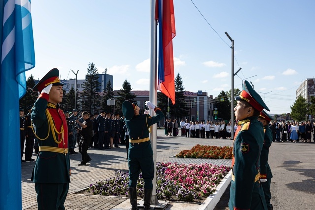 В Туве отметили День Государственного флага торжественным поднятием и вручением первых паспортов В Туве отметили День Государственного флага торжественным поднятием и вручением первых паспортов