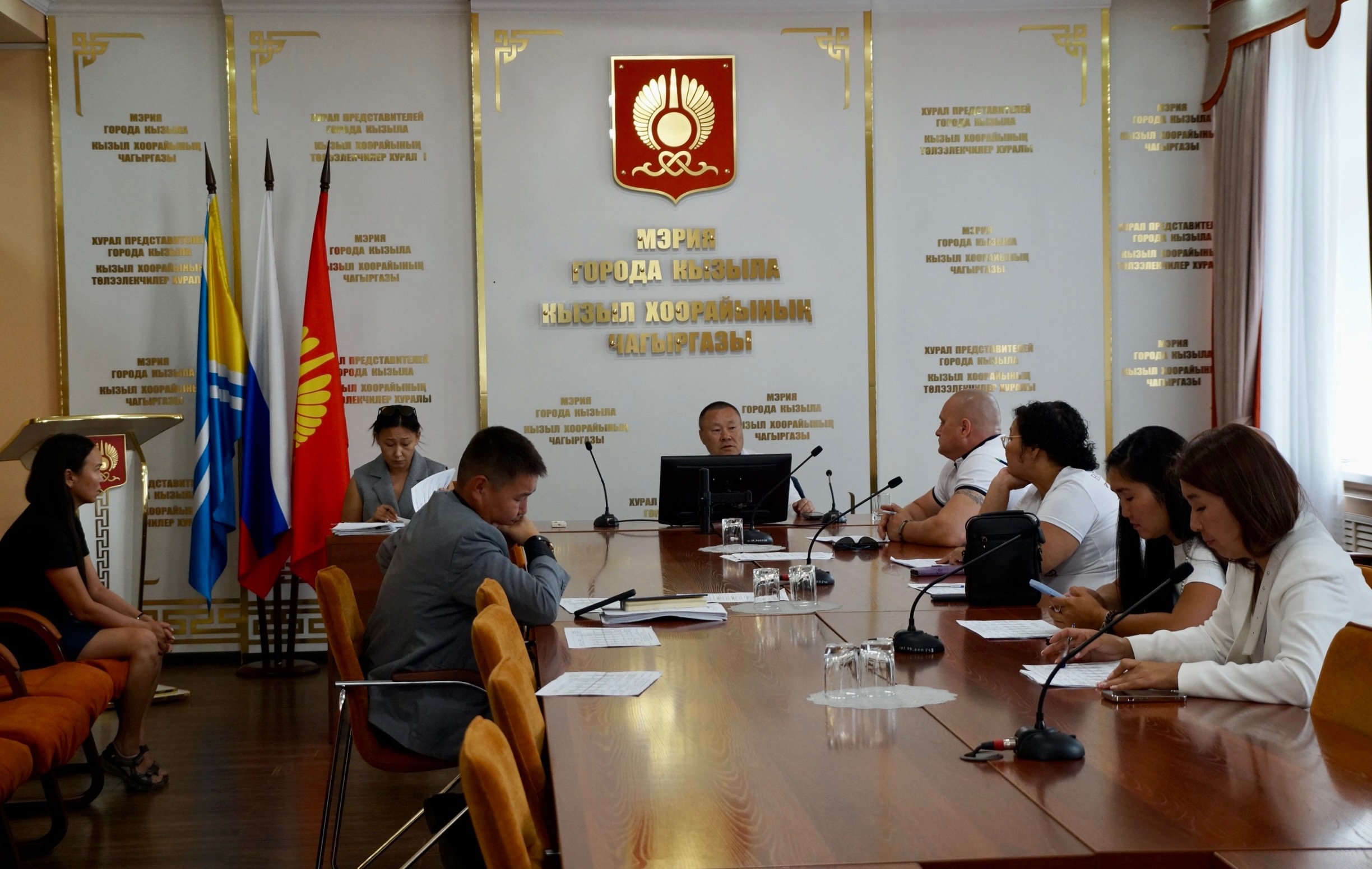 Под председательством заместителя Председателя Хурала представителей города Кызыла Аяса Лопсана идет заседание Комиссии по проведению и подготовке публичных слушаний по вопросам градостроительной деятельности. Под председательством заместителя Председателя Хурала представителей города Кызыла Аяса Лопсана идет заседание Комиссии по проведению и подготовке публичных слушаний по вопросам градостроительной деятельности.