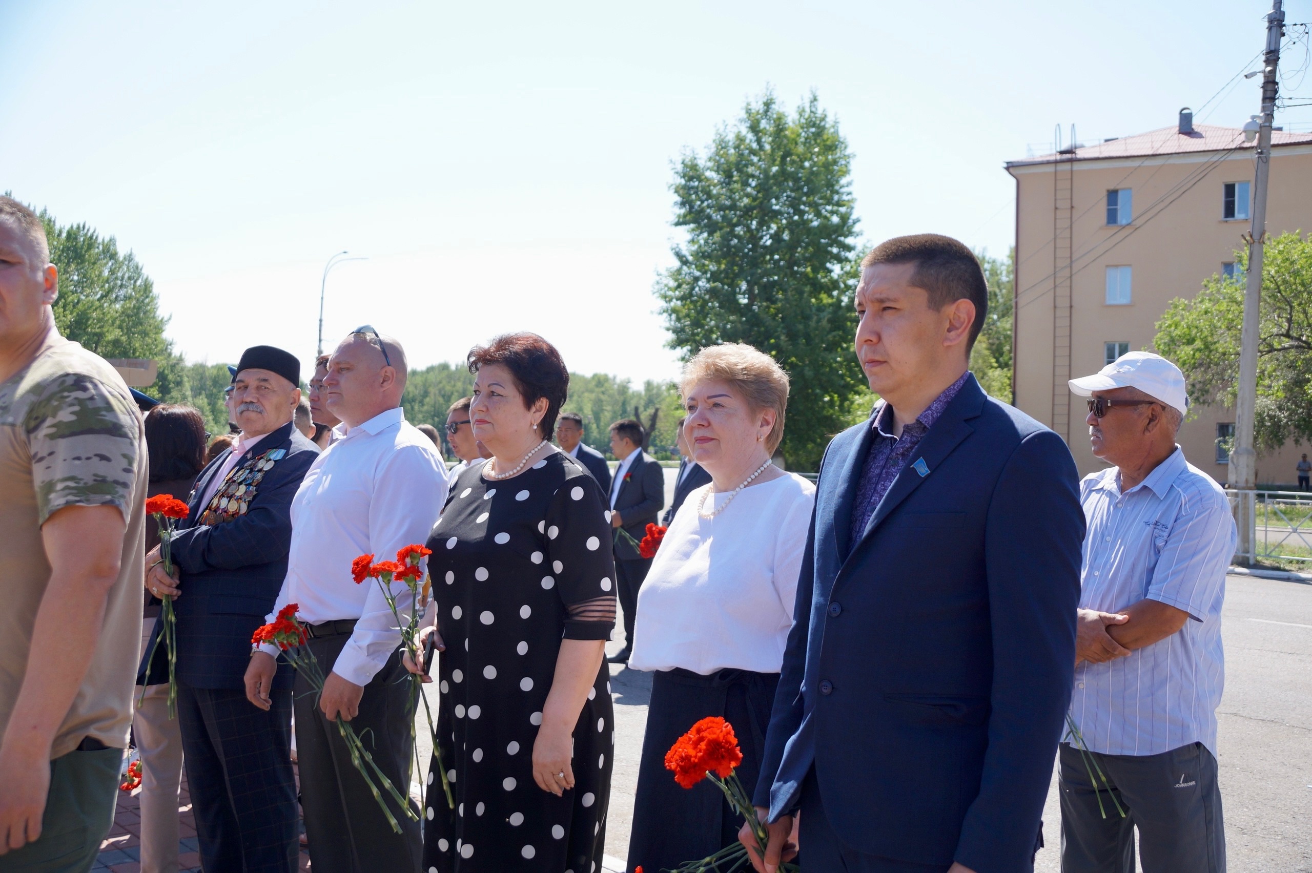 В Кызыле на площади Победы в День памяти и скорби возложили цветы к Вечному огню. В Кызыле на площади Победы в День памяти и скорби возложили цветы к Вечному огню.