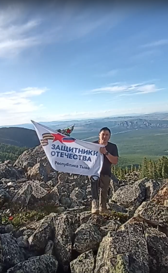 Ветеран СВО Конгар Кылан-оол покорил Танды-Уула на протезе Ветеран СВО Конгар Кылан-оол покорил Танды-Уула на протезе