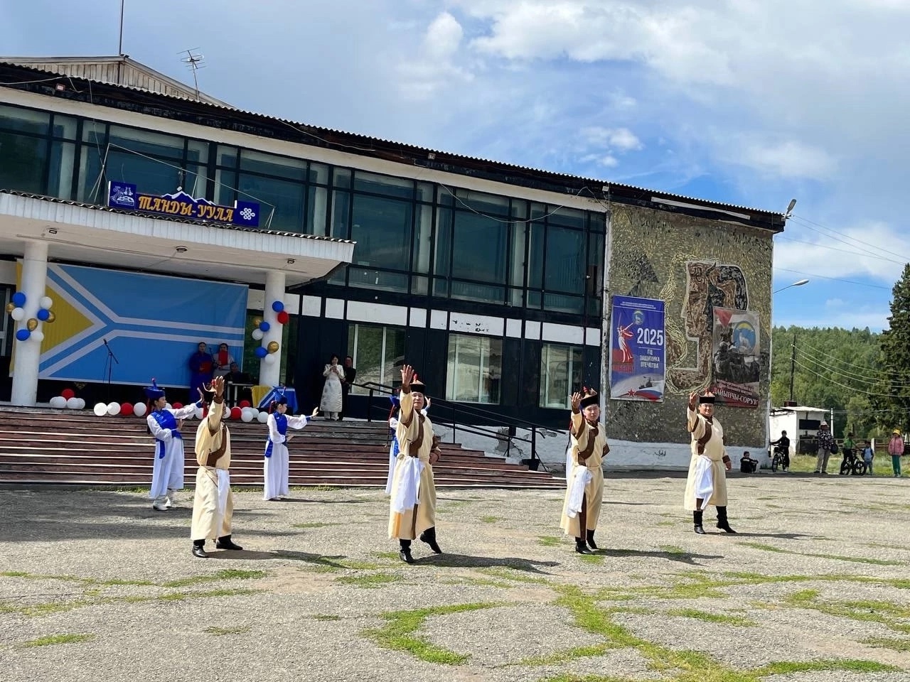 Сегодня, 15 августа, на площади КДК "Танды-Уула" состоялось праздничное мероприятие, посвящённое Дню Республики Тыва. Работники культуры подготовили яркий праздничный концерт, подарив зрителям незабываемые эмоции и заряд позитивной энергии. Сегодня, 15 августа, на площади КДК "Танды-Уула" состоялось праздничное мероприятие, посвящённое Дню Республики Тыва. Работники культуры подготовили яркий праздничный концерт, подарив зрителям незабываемые эмоции и заряд позитивной энергии.