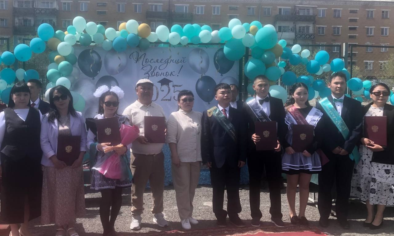 Сегодня депутаты Хурала представителей г. Ак-Довурак поздравили выпускников школ города с праздничным днем - «Последним звонком». Сегодня депутаты Хурала представителей г. Ак-Довурак поздравили выпускников школ города с праздничным днем - «Последним звонком».