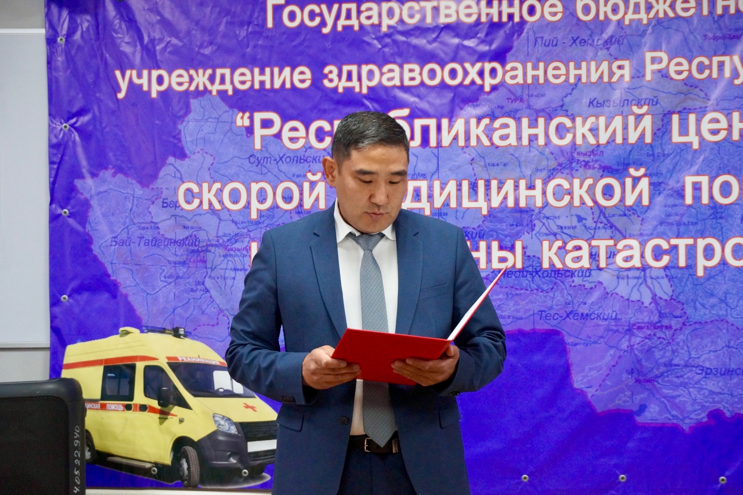 Сегодня, в преддверии Дня медицинского работника, депутат Хурала представителей Кужугет Росси поздравил коллектив ГБУЗ РТ «Республиканский центр скорой медицинской помощи и медицины катастроф» с наступающим профессиональным праздником и вручил муниципальн