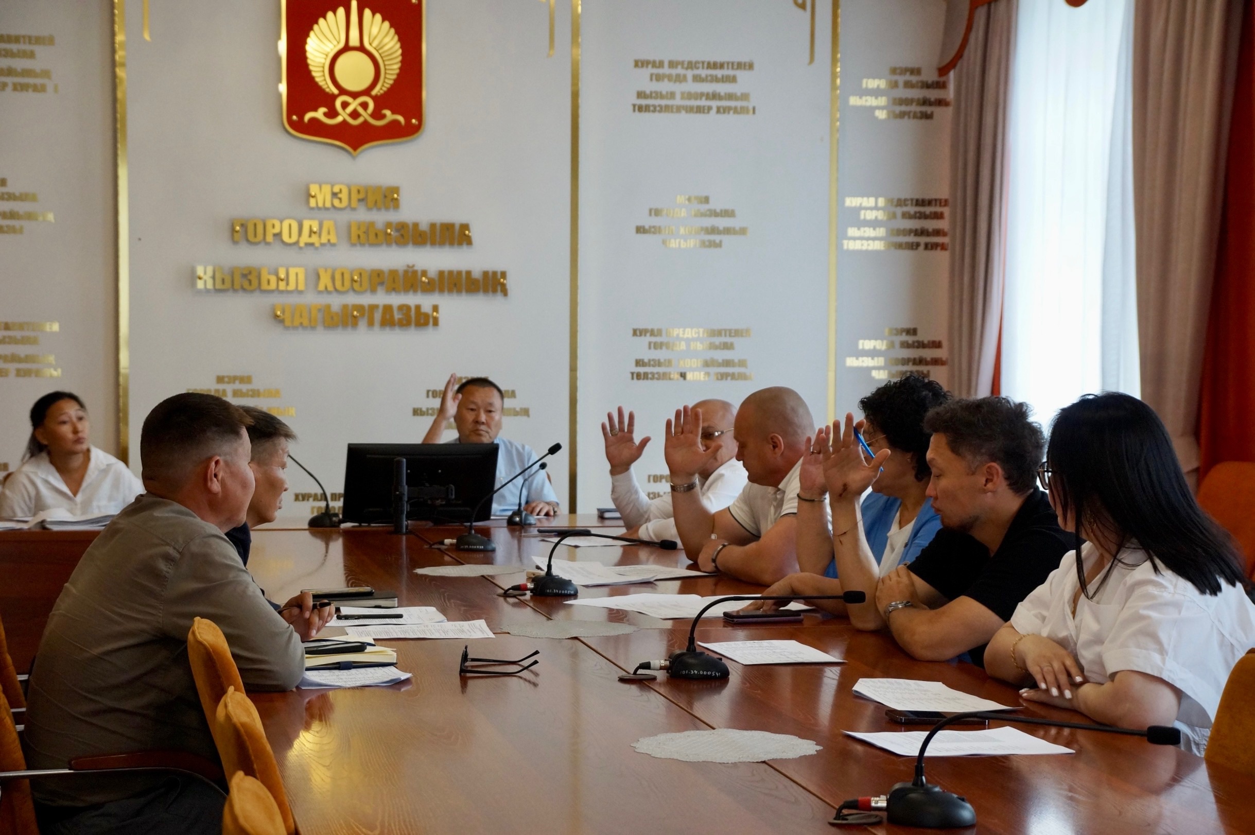 Под председательством заместителя Председателя Хурала представителей города Кызыла Аяса Лопсана идет заседание Комиссии по проведению и подготовке публичных слушаний по вопросам градостроительной деятельности.