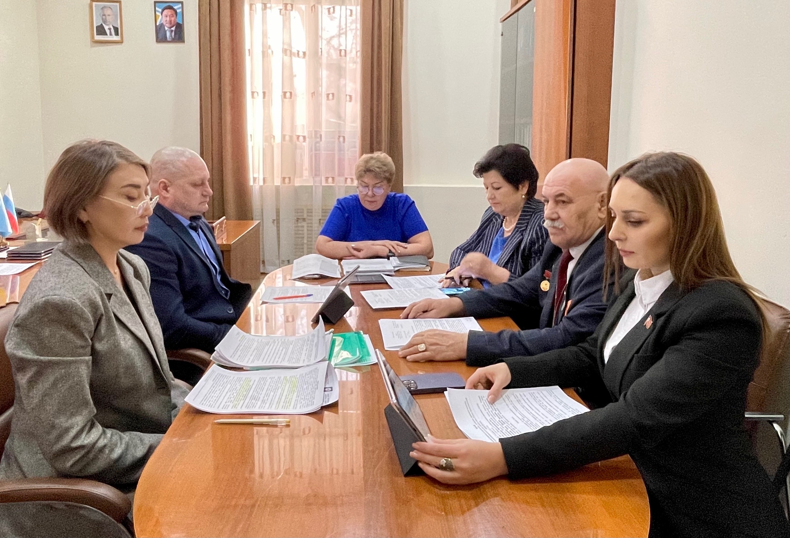 Под председательством депутата Натальи Масленниковой состоялось заседание Комитета по регламенту, контролю, правовой политике, общественной безопасности и депутатской этике Хурала представителей города Кызыла в рамках подготовки к 31-ой очередной сессии.