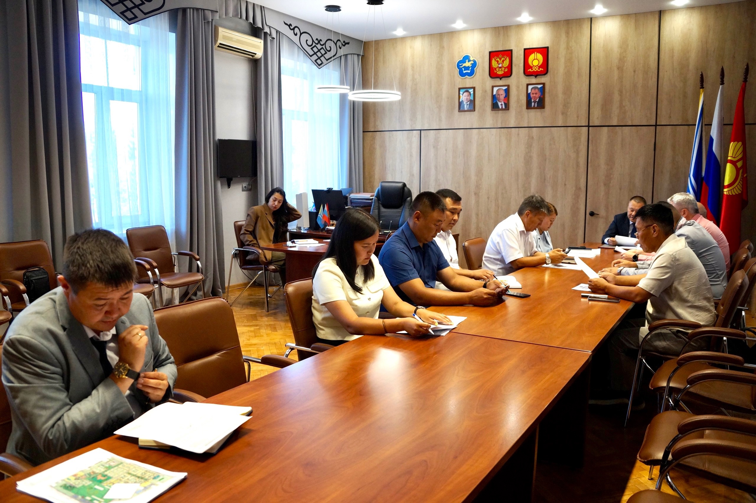 Под председательством заместителя Председателя Хурала представителей города Кызыла Аяса Лопсана состоялось совместное заседание Комитета по финансово-экономическим вопросам и предпринимательству и Комитета по градостроительству, земельным вопросам, имущес