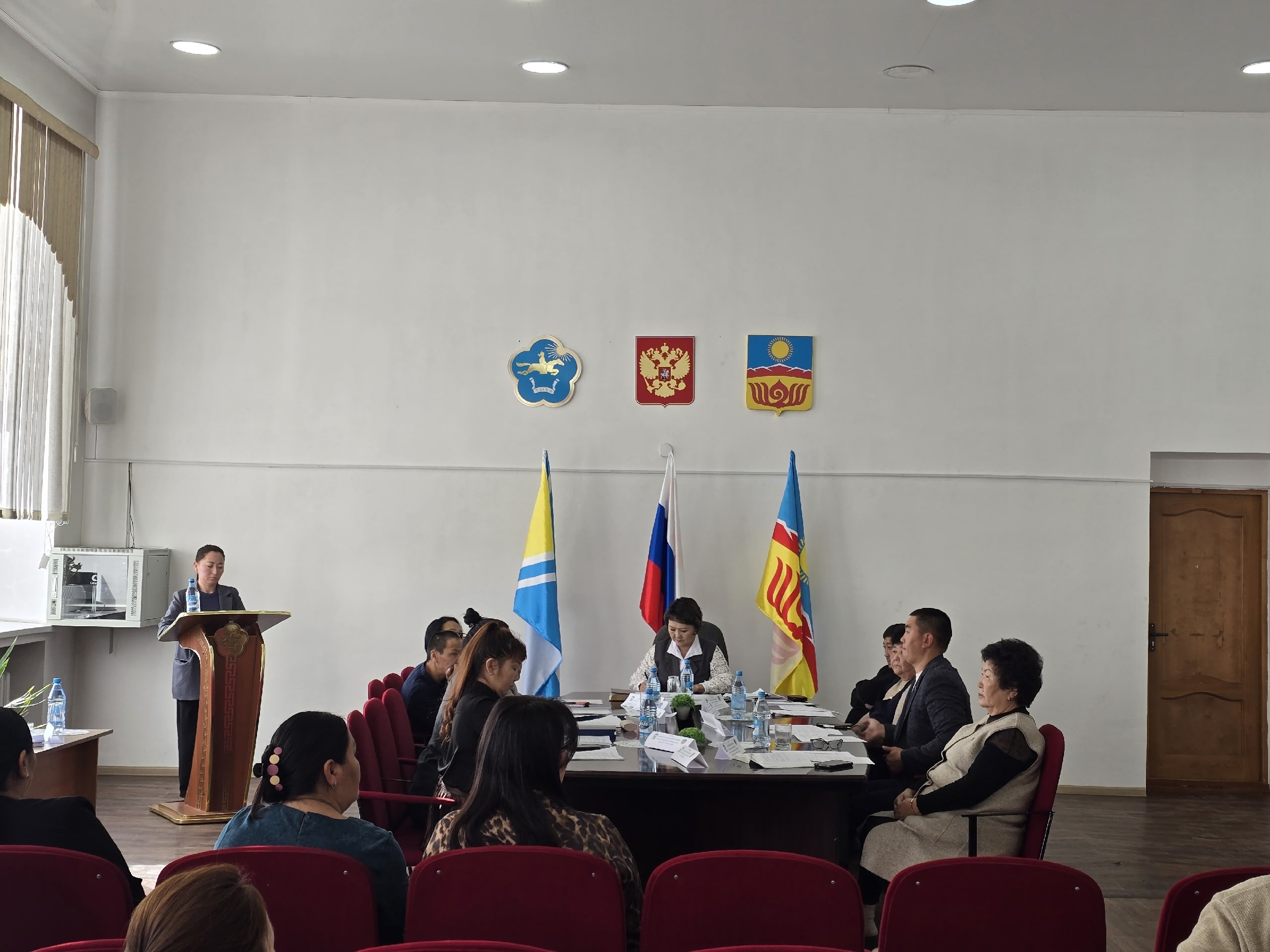 Октябрьные 29 та Овур кожууннун Толээлекчилер Хуралы 10-гу ээлчеглиг сессиязын эттирген.