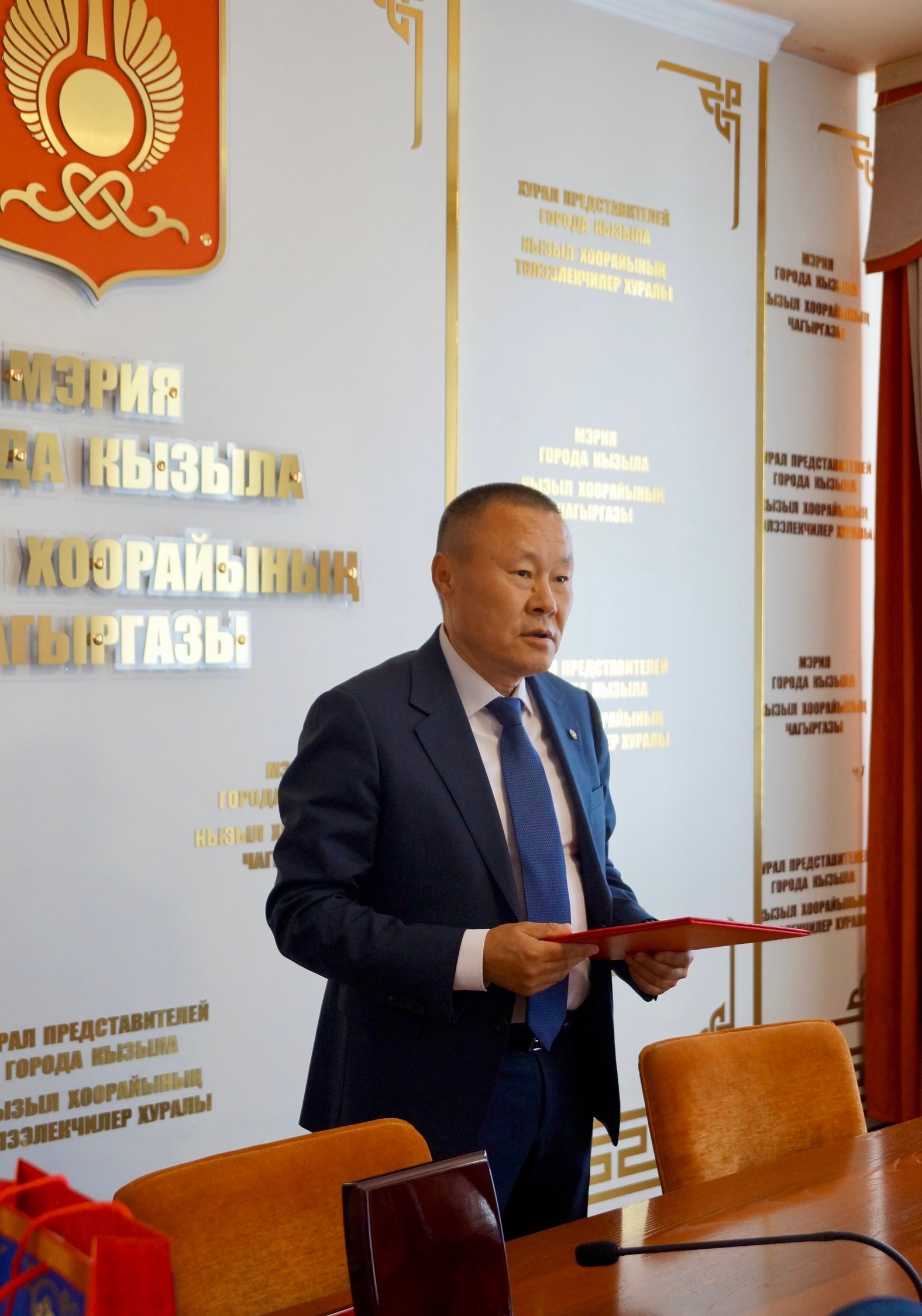 ВХурале представителей города Кызыла состоялось награждение ветерана государственной и муниципальной службы. Заместитель Председателя Хурала представителей города Кызыла Аяс Лопсан поуказу Главы Республики Тыва поздравил и вручил медальРеспублики Тыва«За 