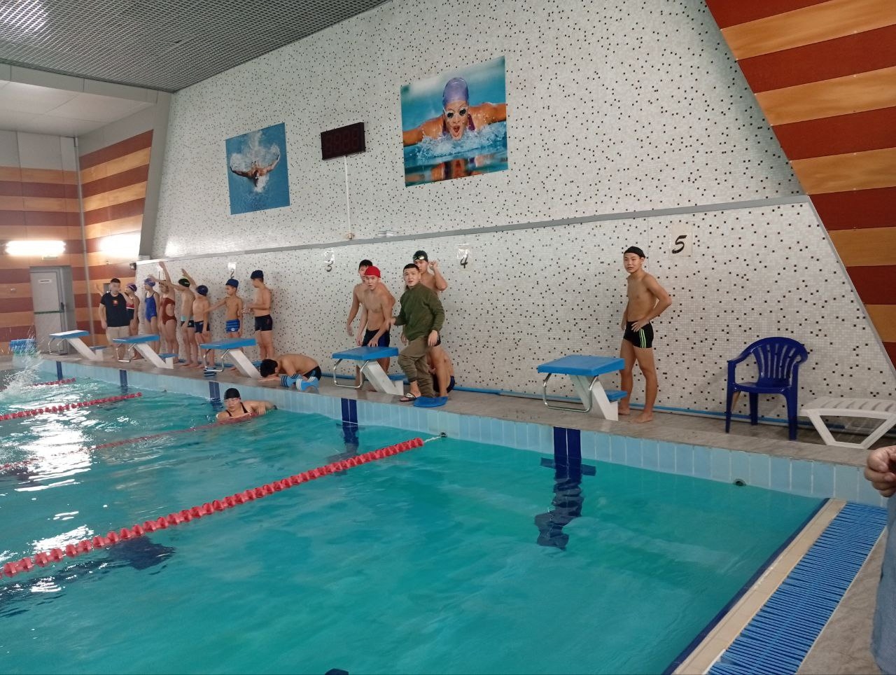 В рамках декады, посвященной Международному дню людей с инвалидностью, специалисты департамента по социальной политике совместно с коллегами из департамента культуры мэрии города Кызыла провели соревнования по плаванию среди особенных детей.