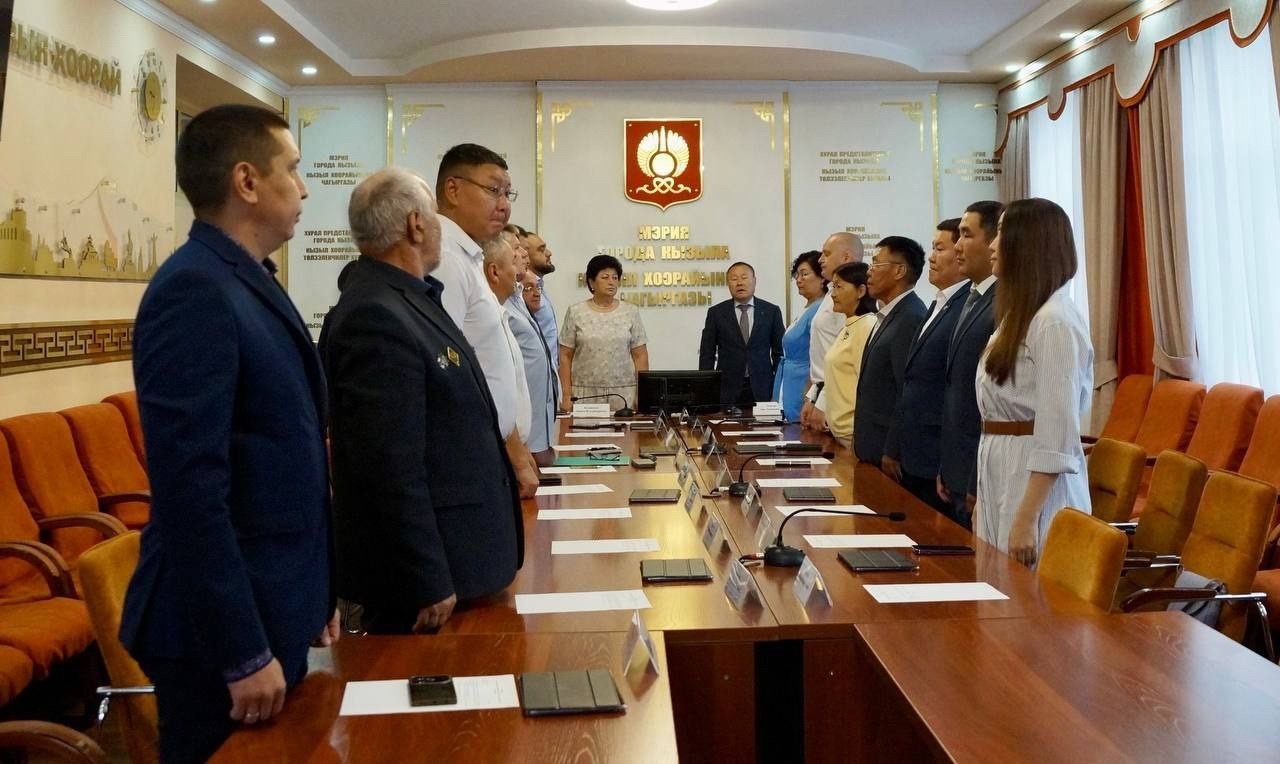 В Хурале представителей города Кызыла прошла внеочередная сессия, в которой приняли участие депутаты, прокурор города Кызыла Насс П.А. и мэр города Кызыла Сагаан-оол К.Б.