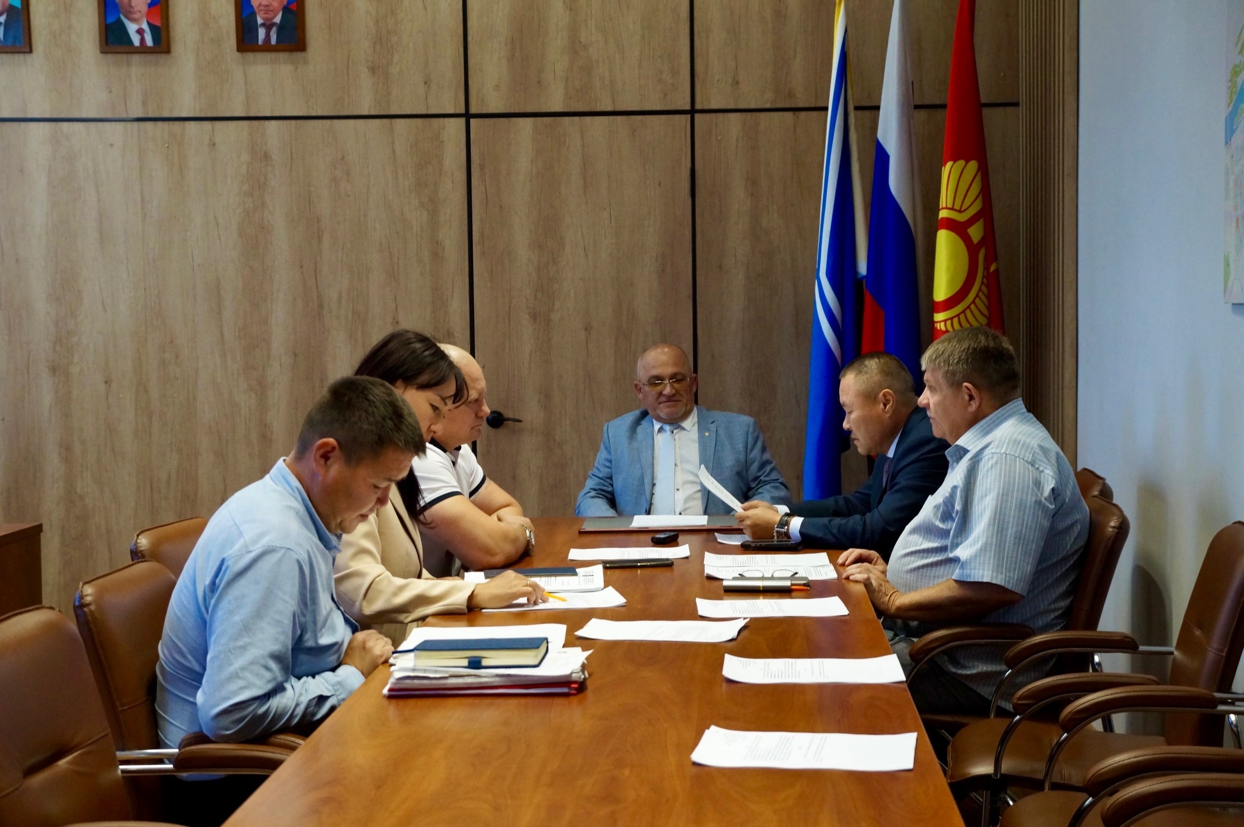 Под председательством депутата Андрея Потапова состоялось заседание Комитета по градостроительству, земельным вопросам, имуществу и инвестиционной политике на основании обращения группы индивидуальных предпринимателей.