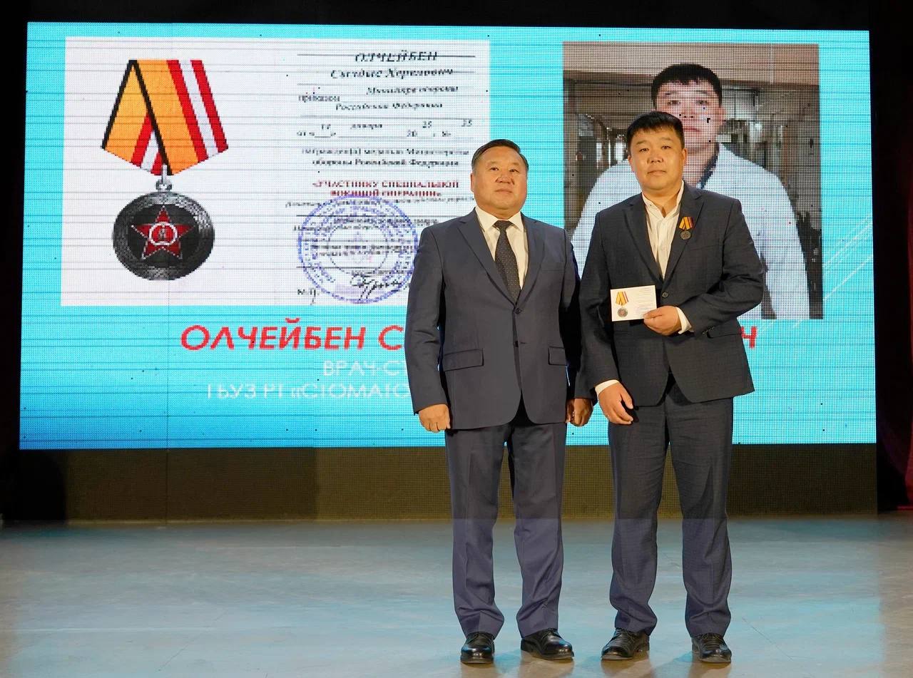 Глава Тувы поздравил медицинских работников с профессиональным праздником